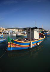 Fototapeta na wymiar Wioska rybacka maltański, kolorowe łodzie