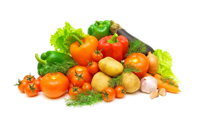 Fototapeta na wymiar zestaw świeżych warzyw i zieleni na białym tle