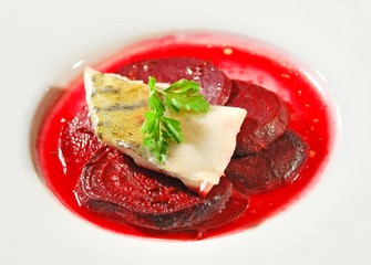 Rote Beete mit Fisch