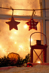 Weihnachtlich geschmücktes Fenster