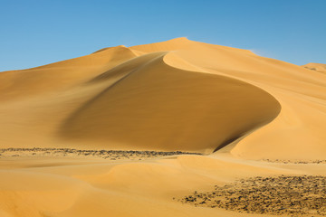 Fototapeta na wymiar Idealne Sand Dune na Saharze w Libii