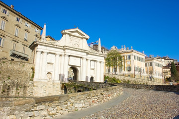 Fototapeta na wymiar Droga do miasta bramy Porta San Giacomo, Bergamo, Włochy