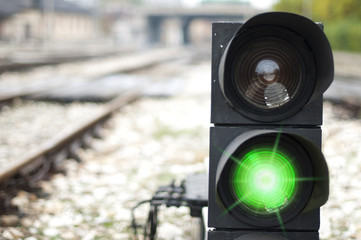 Naklejka premium Sygnalizacja świetlna pokazuje zielony sygnał