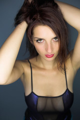 Fototapeta premium Junges Model vor blauem Hintergrund