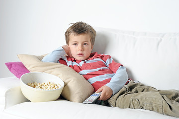 Kind beim Fernsehen