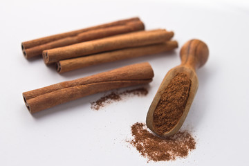 Zimt in kleiner Schaufel