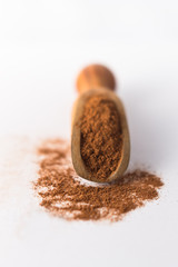 Zimt in kleiner Schaufel