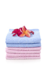 Obraz na płótnie Canvas towels with frangipani flowers