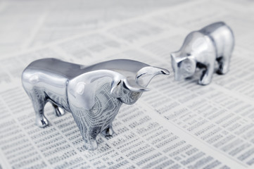 Stock market report with bull and bear