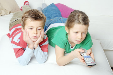 Geschwister schauen TV