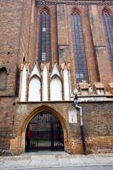 wejście gotyckiego kościoła, Toruń, Polska
