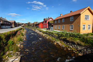 Fototapeta na wymiar Malownicza wieś norweski wytopu domów na rzekach i