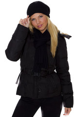 Blonde Frau und schwarze Mütze