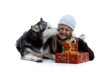 Hund Husky küsst Frauchen