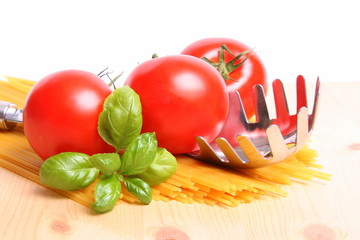 Tomaten auf ungekochten Spaghetti