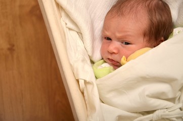 b&eacute;b&eacute; dormant dans un hamac