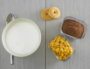 Tazza di latte, biscotti, cacao e fiocchi d' avena