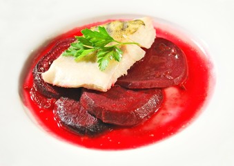 Rote Beete mit Fisch und Petersilie