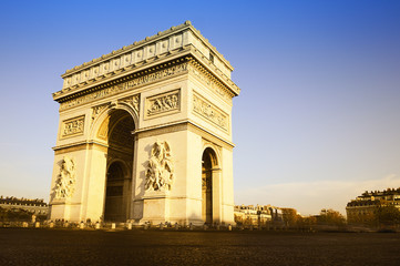 Fototapeta na wymiar Łuk triumfalny. Czas dnia. Paryż, Francja