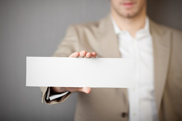 mann zeigt weißes schild