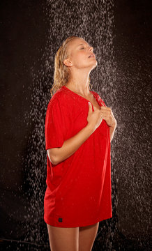 Blonde Frau duscht im Shirt