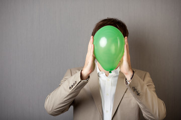 mann hält luftballon