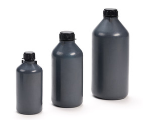 Bottiglie nere di plastica di varie misure