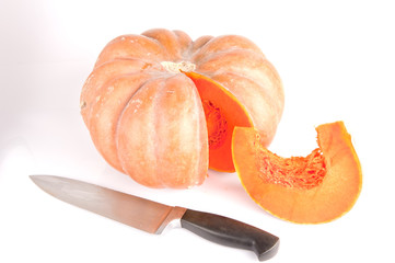 Zucca con coltello a metà