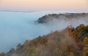 Fototapeta na wymiar Mgła w górach