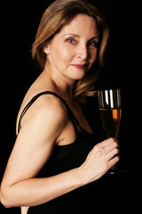 ältere Frau genießt Sekt