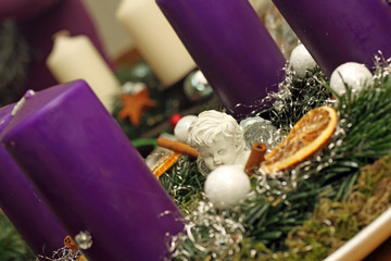 bunte Adventskränze