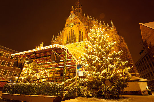 Sebaldkirche mit Christkindlesmarkt in Nürnberg