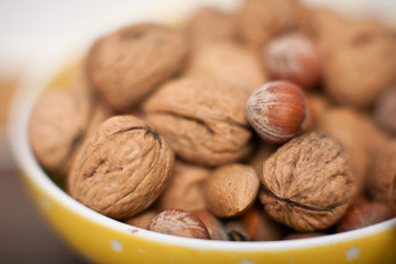 Schale mit Nüssen