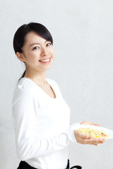 料理を運ぶ女性