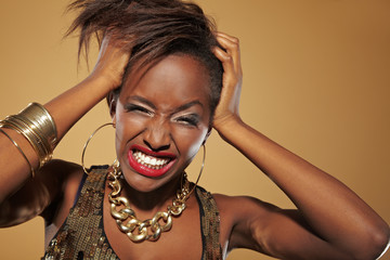 Frustrierte Afrikanerin rauft sich die Haare