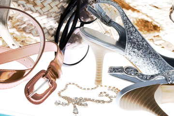 St&ouml;ckelschuhe mit modischer Tasche