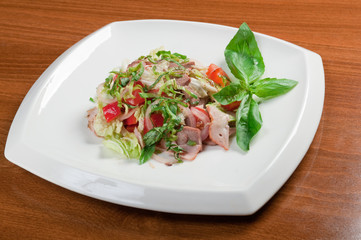 Healthy vegetarian Salad with beef language