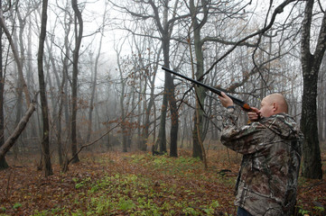 Naklejka premium hunter in the autumn forest