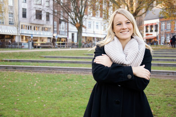 Junge Frau in Stadtpark