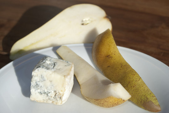 gorgonzola cheese with pears