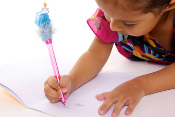 jolie petite fille apprend a écrire sur un cahier