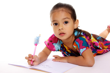 jolie petite fille apprend a écrire sur un cahier