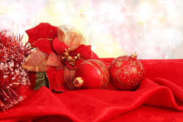 stella di natale e palline rosse sulla stoffa