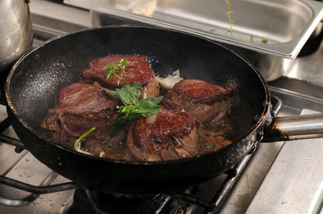 Steaks in der Bratpfanne