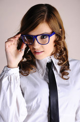 modelka w niebieskich okularach