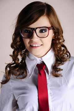 modelka w brązowych okularach