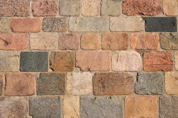 Bunt gemauerte Fassade