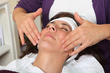 Obraz na płótnie Canvas Facial masaż spa