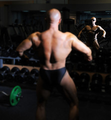 Fototapeta na wymiar bodybuilder showing his muscles