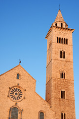 Fototapeta na wymiar Trani katedra w świetle słońca